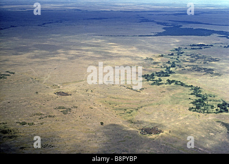 Luftaufnahme von Savannah Grünland mit zwei Maasai Dorf Siedlungen auf den Aitong Ebenen nördlich von Masai Mara Kenia Afrika Stockfoto