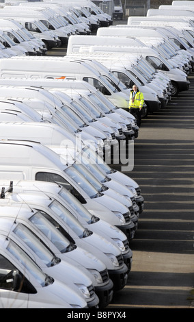 EIN ARBEITER GEHT UNTER DEN LINIEN DER LDV VANS DER LDV VAN FABRIK, DREWS LANE, WASHWOOD HEATH, BIRMINGHAM, ENGLAND, GROßBRITANNIEN. Stockfoto