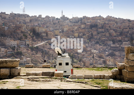 Eine moderne TV-van gesehen in der alten Zitadelle von Amman, Jordanien, mit der Stadt im Hintergrund Stockfoto