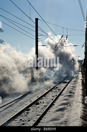 East Coast Mainline, UK gesehen von einer Dampflok gezogen mit Geschwindigkeit von "Tornado" - Großbritanniens neueste express Dampflok Stockfoto