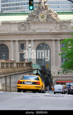 New York City gelbes Taxi Taxi Fahrt Rampe hinunter zum Grand Central Terminal Stockfoto