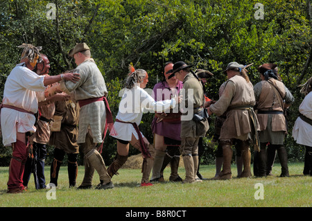 Native American Indian und Pionier Reenactors kämpfen bei Fort Boonesborough Kentucky USA Stockfoto