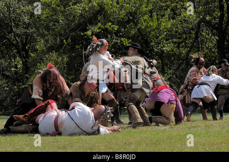 Native American Indian und Pionier Reenactors kämpfen bei Fort Boonesborough Kentucky USA Stockfoto