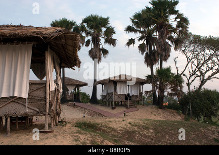 Tropical Sunrise Beach Bungalows. Stockfoto