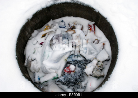 Rohr-Staub-Heap ist im Winter mit Schnee bedeckt. Stockfoto