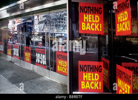 USA New York City Broadway und Times Square gehen aus dem Geschäft. Geschäfte schließen Fensterschilder. Wirtschaftskrise. Leerstehende Geschäfte. Stockfoto