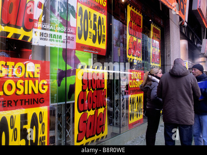 New York City Broadway und Times Square Geschäft geschlossen, gehen aus dem Geschäft Liquidation Verkauf. Konjunkturabschwung. Menschen stehen auf der Straße und reden Stockfoto