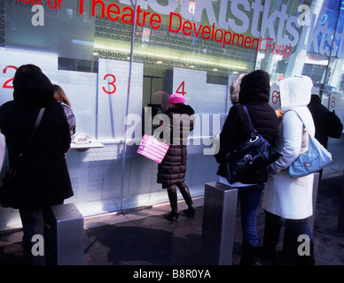 TKTS Theater-Ticketschalter am New York City Broadway und Times Square. Duffy Square. Leute kaufen ermäßigte Theaterkarten. Entertainment Box Office USA Stockfoto