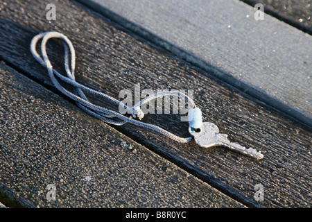 Hausschlüssel auf Parkbank mit frost Stockfoto
