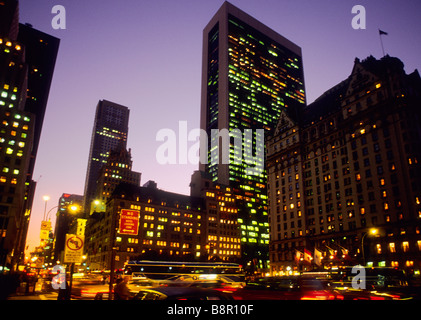 New York City Fifth Avenue und Verkehr bei Nacht Hektik Stundenlichter an in allen Gebäuden beleuchten Spuren von Autos Stockfoto