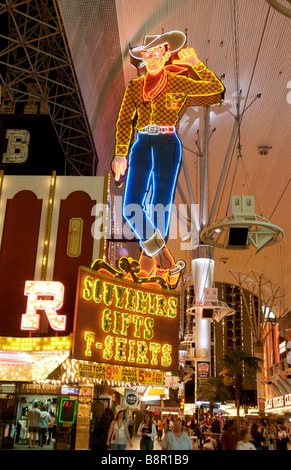 Berühmte winken Cowboy Leuchtreklame in Las Vegas, Nevada.  Neon-Schilder an der Fremont Street Experience.  Las Vegas Nevada, USA Stockfoto