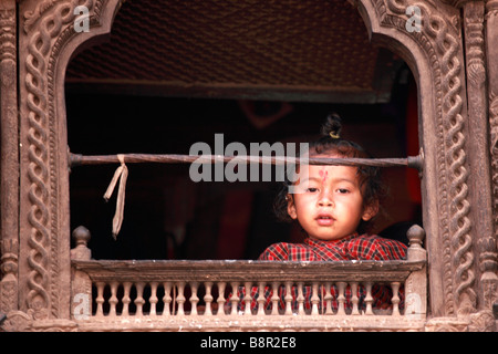Nepal Kathmandu Tal Bhaktapur Kind in einem Fenster Stockfoto