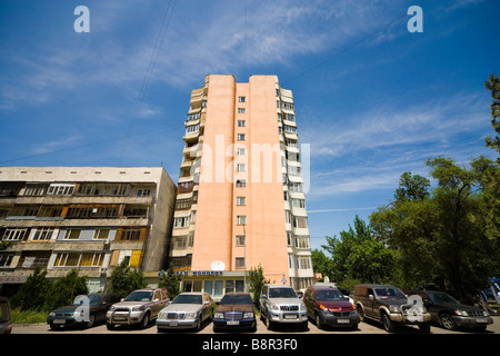 Eine Reihe von Luxus-Autos und suv's, parkte vor einem Mehrfamilienhaus in Almaty, Kasachstan. Stockfoto