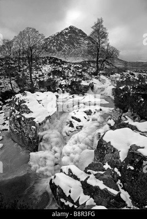 Winter-Szene - Buachaille Etive Mor und gefrorenen Fluss in der Nähe von Glen Coe, Highlands, Schottland Stockfoto