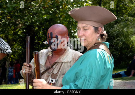 Native American Indian und Pionierin bei Fort Boonesborough Kentucky USA Stockfoto