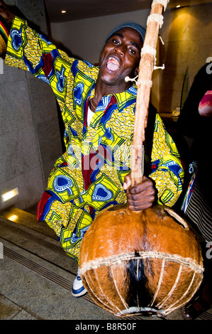 Ein Musiker aus Guinea Conakry tanzen mit seiner Bolon (traditionelles Saiteninstrument aus Westafrika) Stockfoto