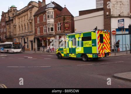 Ein Krankenwagen-Service-Fahrzeug beschleunigt durch das Stadtzentrum von Norwich, Norfolk, Großbritannien hetzen, um auf einen Notfall Vorfall erhalten Stockfoto