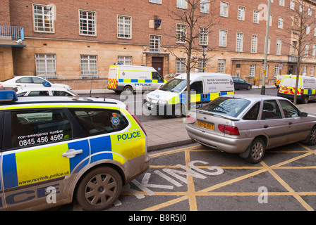 Die Polizeistation HQ-zentrale mit Autos außerhalb in Norwich, Norfolk, Großbritannien Stockfoto