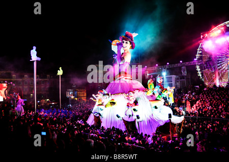 Nizza Frankreich, Öffentliche Veranstaltungen, Karnevalsparade, großer schöner Karnevalswagen, auf der Straße bei Nacht Stockfoto