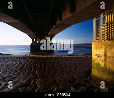 Der Prinz von Wales Brücke (Zweite Severn Crossing) über den Fluss Severn zwischen England und Wales von Severn Strand in Gloucestershire gesehen. Stockfoto