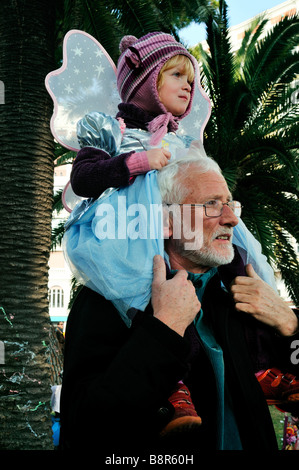 Nizza Frankreich, öffentliche Veranstaltungen 'Karnevalsparade' Großvater mit Enkelin auf den Schultern im Kostüm, Kinderparade, Feste mit der Familie Stockfoto