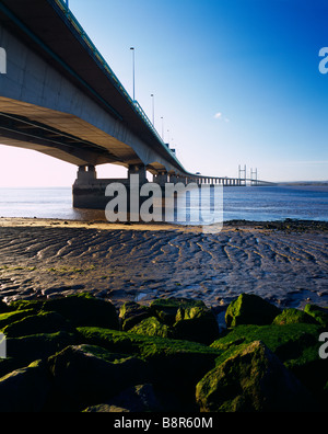 Der Prinz von Wales Brücke (Zweite Severn Crossing) über den Fluss Severn zwischen England und Wales von Severn Strand in Gloucestershire gesehen. Stockfoto