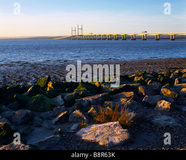 Der Prinz von Wales Brücke (Zweite Severn Crossing) über den Fluss Severn zwischen England und Wales von Severn Strand in Gloucestershire gesehen. Stockfoto