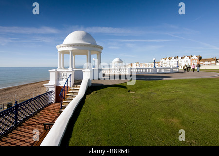 Kolonnaden im Gelände des De La Warr Pavilion Bexhill am Meer East Sussex Stockfoto