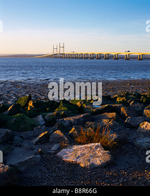 Der Prinz von Wales Brücke (Zweite Severn Crossing) über den Fluss Severn zwischen England und Wales von Severn Strand in Gloucestershire gesehen. Stockfoto