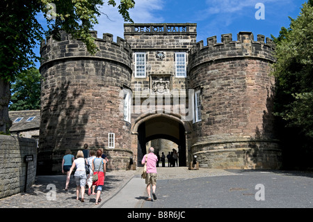 Menschen gehen in Skipton Schloss North Yorkshire UK Stockfoto