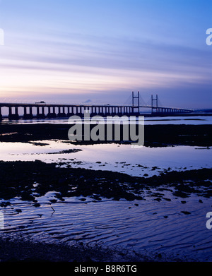 Der Prinz von Wales Brücke (Zweite Severn Crossing) über den Fluss Severn zwischen England und Wales von Severn Strand in Gloucestershire gesehen. Stockfoto