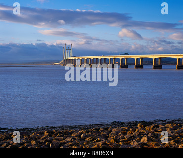 Der Prinz von Wales Brücke (Zweite Severn Crossing) über den Fluss Severn zwischen England und Wales von Severn Strand in Gloucestershire gesehen. Stockfoto