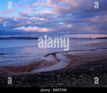 Die Flussmündung des Severn und die Severn Bridge vom Severn Beach, Gloucestershire, England aus gesehen Stockfoto