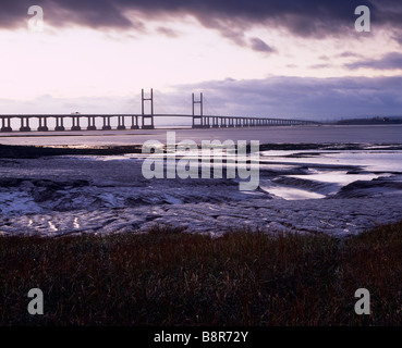 Der Prinz von Wales Brücke (Zweite Severn Crossing) über den Fluss Severn zwischen England und Wales von Severn Strand in Gloucestershire gesehen. Stockfoto