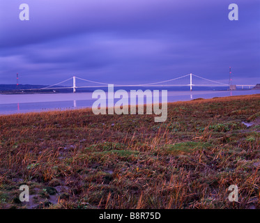 Die Severn Bridge über den Fluss Severn Estuary von Northwick Oaze aus gesehen in Redwick, Gloucestershire, England Stockfoto