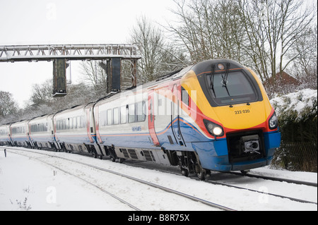 Klasse 222 Meridian-Zug in East Midlands Trains Livree durch Schnee in Leicestershire Landschaft England reisen Stockfoto