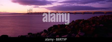 Der Prinz von Wales Brücke (Zweite Severn Crossing) über den Fluss Severn zwischen England und Wales von Severn Strand in Gloucestershire gesehen. Stockfoto