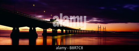 Der Prinz von Wales Brücke (Zweite Severn Crossing) über den Fluss Severn zwischen England und Wales von Severn Strand in Gloucestershire gesehen. Stockfoto