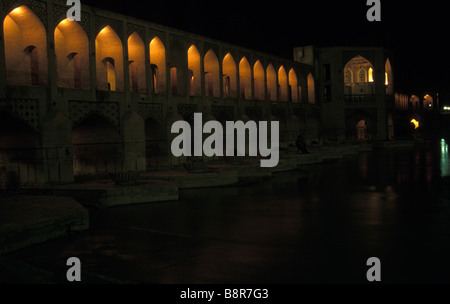 Se o Seh Pul Brücke Nacht Isfahan im Iran beleuchtet Stockfoto