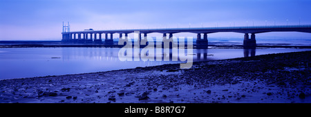 Der Prinz von Wales Brücke (Zweite Severn Crossing) über den Fluss Severn zwischen England und Wales von Severn Strand in Gloucestershire gesehen. Stockfoto