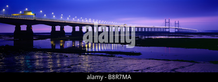 Der Prinz von Wales Brücke (Zweite Severn Crossing) über den Fluss Severn zwischen England und Wales von Severn Strand in Gloucestershire gesehen. Stockfoto