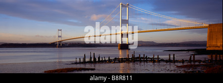 Die Severn-Brücke über die Severn-Mündung in Aust, Gloucestershire, England Stockfoto