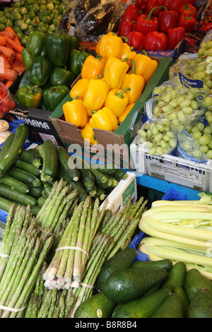 OBST UND GEMÜSE STALL IN CAMBRIDGE MARKT Stockfoto