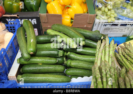 OBST UND GEMÜSE STALL IN CAMBRIDGE MARKT Stockfoto