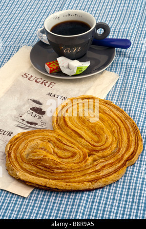 Französischer Palmier herzförmige Kekse und Kaffee - Frankreich. Stockfoto