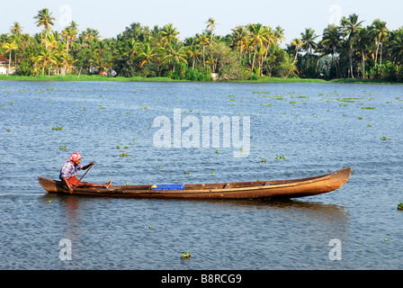 Mann im Kanu auf den Backwaters von Kerala, Südindien. Stockfoto