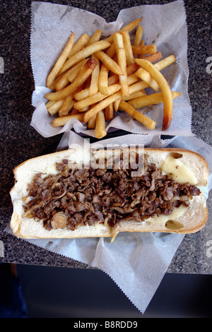 Stillleben mit Luftbild ein Philly Cheese Steak-Sandwich mit Pommes frites Stockfoto