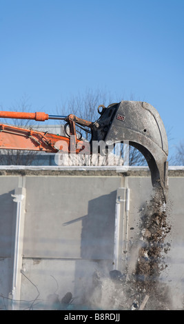 Bagger Entleeren es Eimer von Schmutz und Sand, Finnland Stockfoto