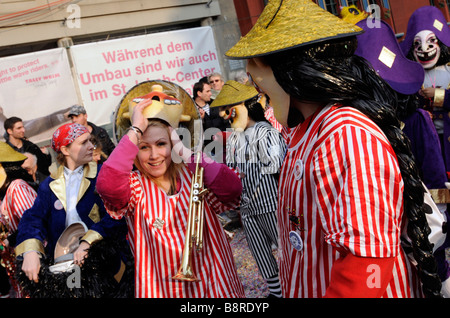 Parade der maskierten Menschen während des Karnevals in Basel, Schweiz. Stockfoto