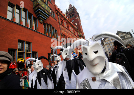 Parade der maskierten Menschen während des Karnevals in Basel, Schweiz. Stockfoto